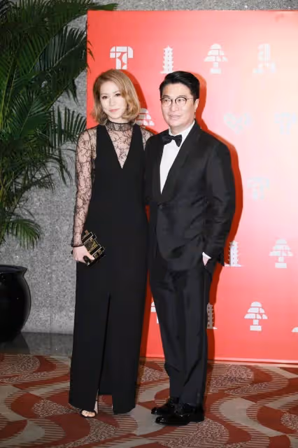 「徐子淇」不愧是千億闊太!穿羽毛連衣裙秀尤物身材,品味獨特,網友:豪氣不俗氣