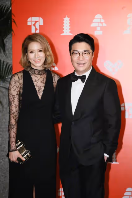 「徐子淇」不愧是千億闊太!穿羽毛連衣裙秀尤物身材,品味獨特,網友:豪氣不俗氣