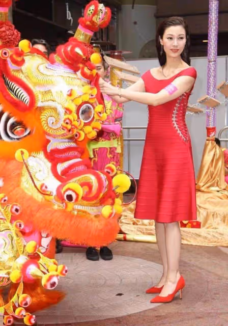 「李嘉欣」不愧是最美港姐，一襲紅裙現身活動，名媛氣質太出眾