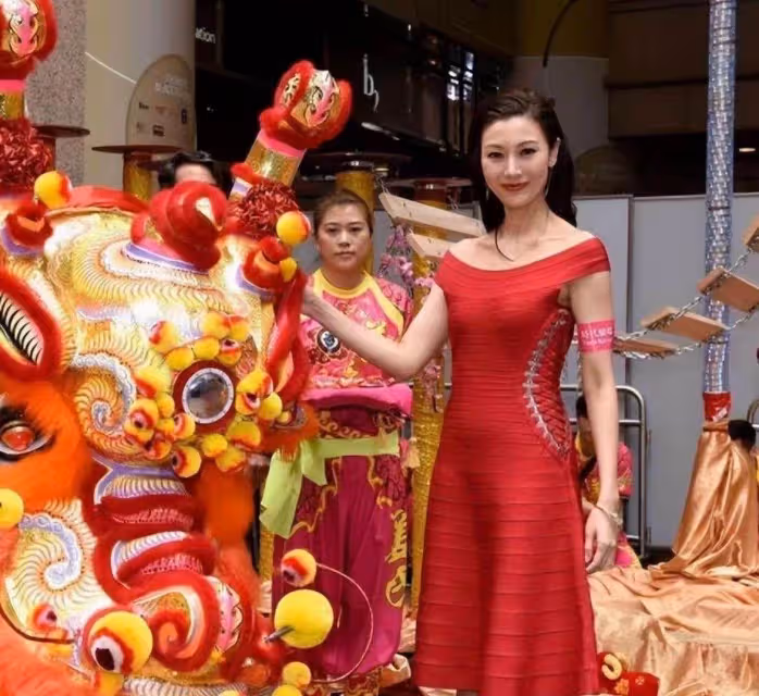 「李嘉欣」不愧是最美港姐，一襲紅裙現身活動，名媛氣質太出眾