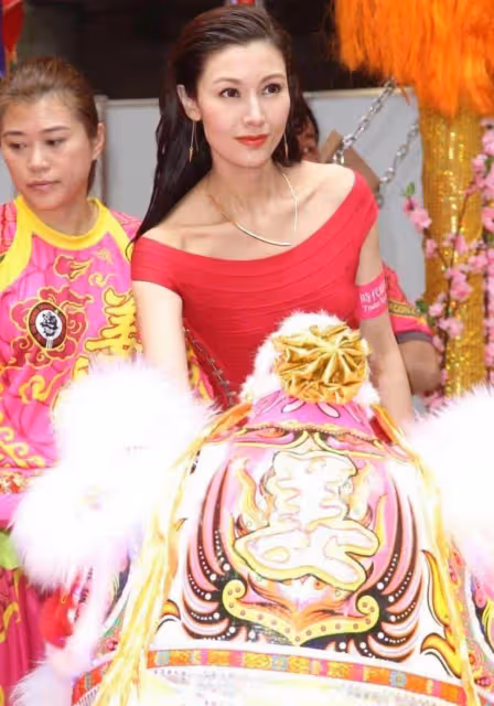 「李嘉欣」不愧是最美港姐，一襲紅裙現身活動，名媛氣質太出眾