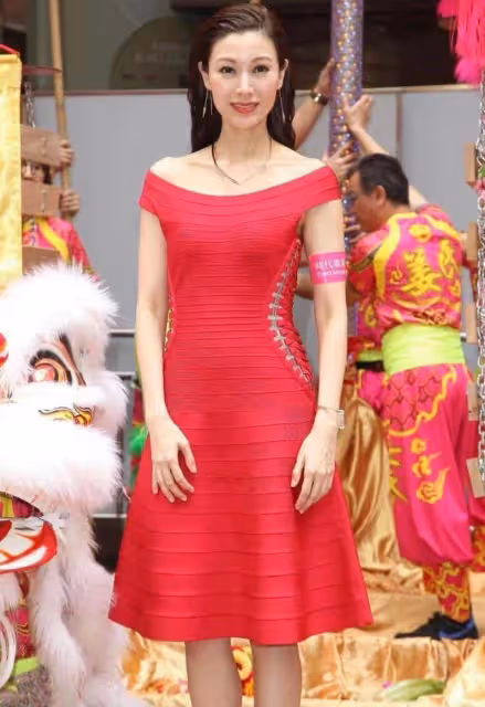 「李嘉欣」不愧是最美港姐，一襲紅裙現身活動，名媛氣質太出眾