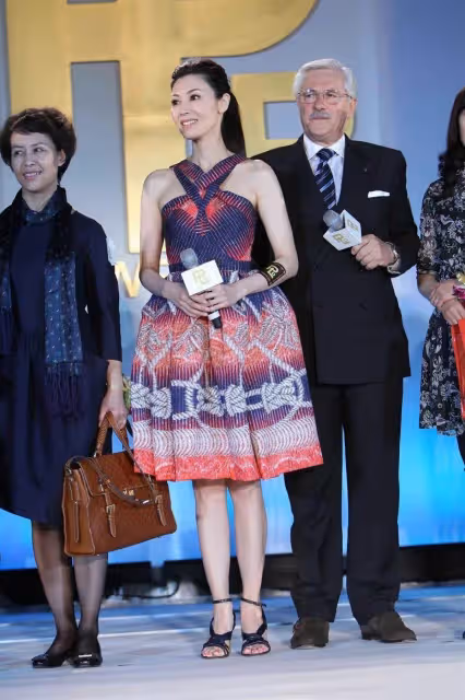 「李嘉欣」不愧是最美港姐,一襲紅裙現身活動,名媛氣質太出眾
