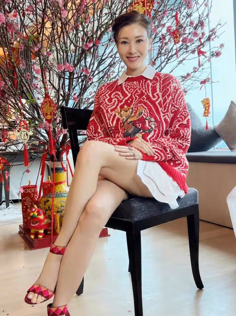「李嘉欣」不愧是最美港姐,一襲紅裙現身活動,名媛氣質太出眾