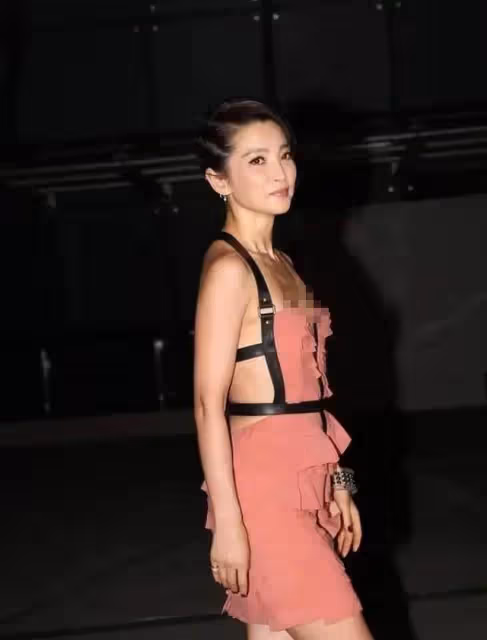 李冰冰的腰是真的細,捆綁的裙子更有韻味,顏值回春更顯出少女味
