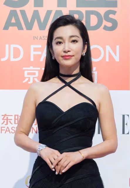 李冰冰的腰是真的細,捆綁的裙子更有韻味,顏值回春更顯出少女味
