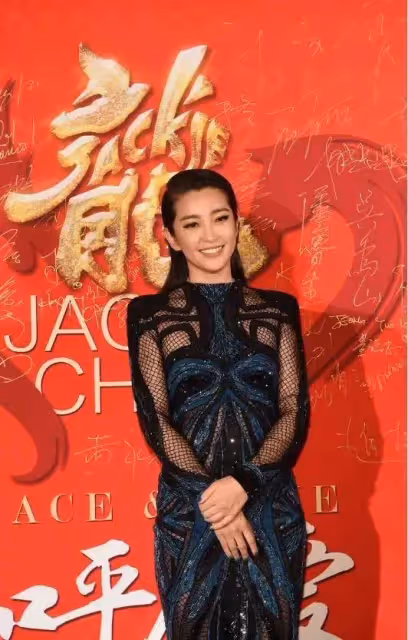 李冰冰的腰是真的細,捆綁的裙子更有韻味,顏值回春更顯出少女味