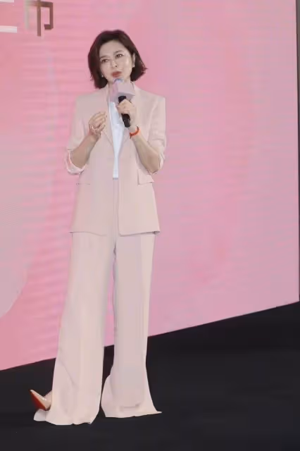「60歲的關之琳」氣質真絕!穿拼色長裙配卷髮,「一改黑長直」輕松美出國際范