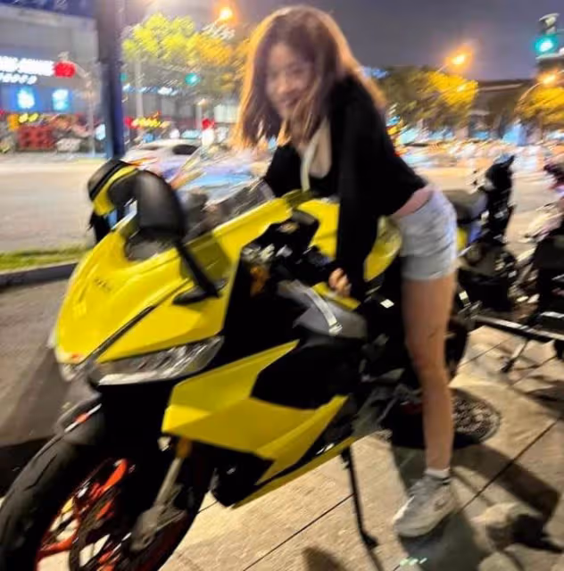 賈靜雯長女曬美照!17歲梧桐「身材高挑」穿著火辣,長相精緻酷似媽