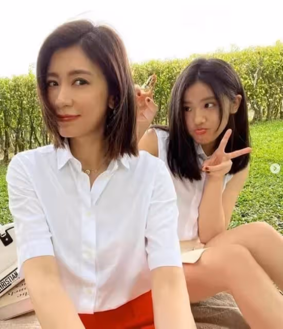 賈靜雯長女曬美照!17歲梧桐「身材高挑」穿著火辣,長相精緻酷似媽