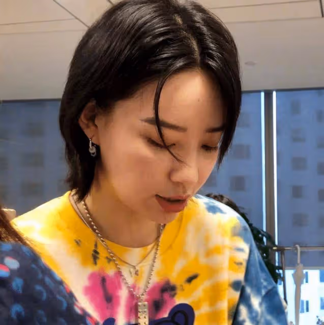 成團後李斯丹妮首次亮相,路人鏡頭下的生圖,這顏值認真的嗎