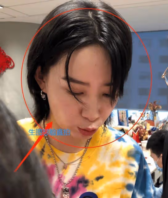 成團後李斯丹妮首次亮相,路人鏡頭下的生圖,這顏值認真的嗎