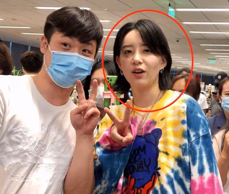 成團後李斯丹妮首次亮相，路人鏡頭下的生圖，這顏值認真的嗎