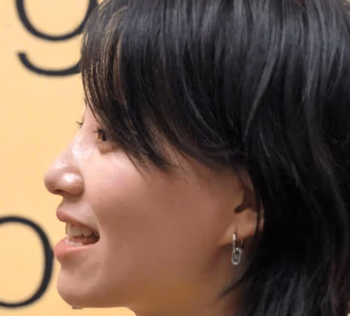 成團後李斯丹妮首次亮相，路人鏡頭下的生圖，這顏值認真的嗎
