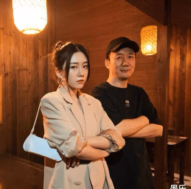 恭喜!張靚穎高調認愛後,又一歌手宣布結婚喜訊,嬌妻身材顏值不輸一線小花