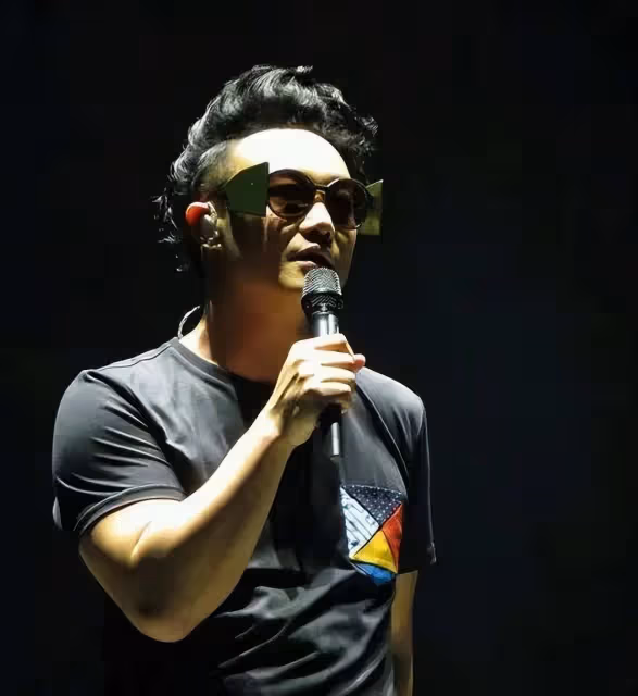陳奕迅一句話揭開下半身的秘密，花2.3億買豪宅，剩下的3000萬很著急