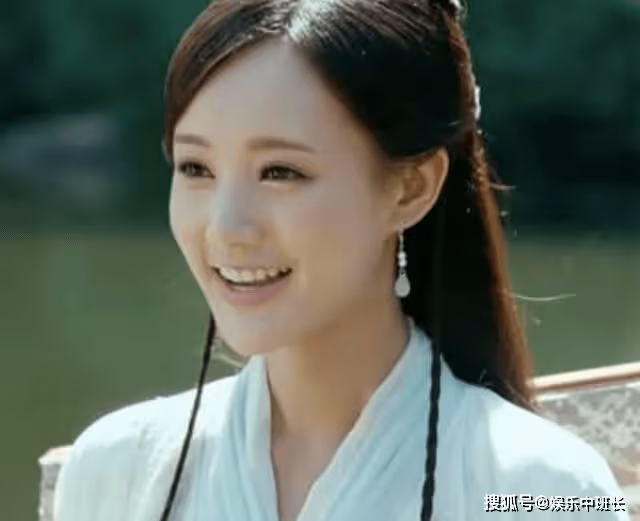 她本是趙麗穎替身,在她懷孕期間不斷接戲,如今成新一代小花