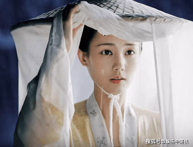 她本是趙麗穎替身,在她懷孕期間不斷接戲,如今成新一代小花