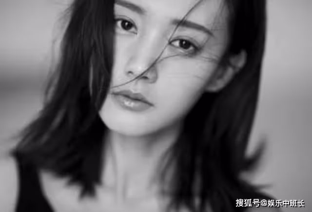 她本是趙麗穎替身,在她懷孕期間不斷接戲,如今成新一代小花