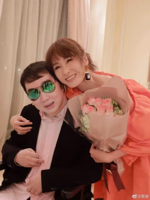 黎姿慶51歲生日胞弟黎嬰露面 父母打扮富貴