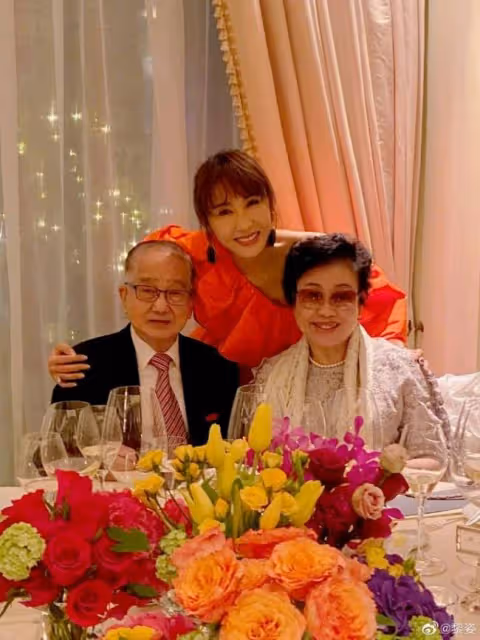黎姿慶51歲生日胞弟黎嬰露面 父母打扮富貴