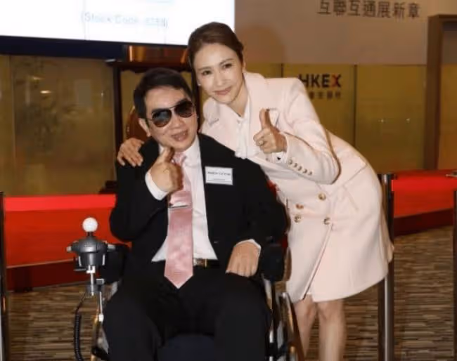 黎姿慶51歲生日胞弟黎嬰露面 父母打扮富貴