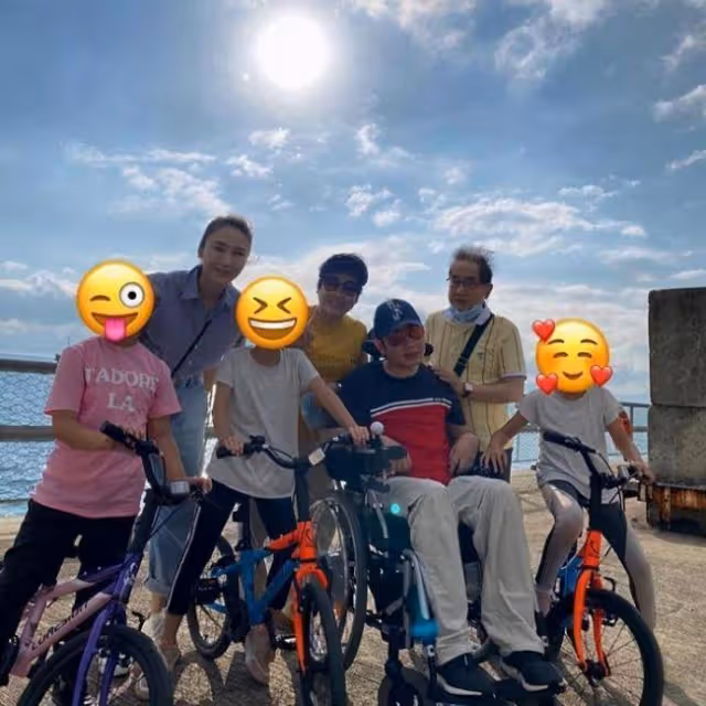 黎姿慶51歲生日胞弟黎嬰露面 父母打扮富貴