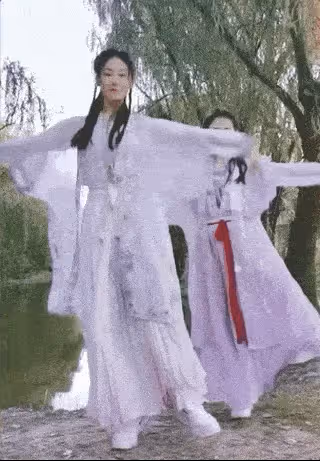 苗苗穿古裝和妹妹共舞 網友：非要讓妹妹出道嗎