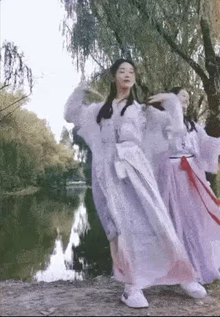 苗苗穿古裝和妹妹共舞 網友：非要讓妹妹出道嗎