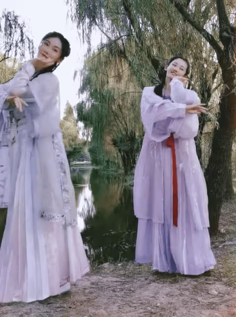 苗苗穿古裝和妹妹共舞 網友：非要讓妹妹出道嗎