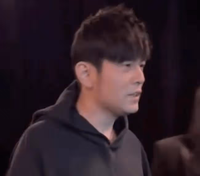 周杰倫看秀生圖眼袋比眼睛大 被拍成一米三
