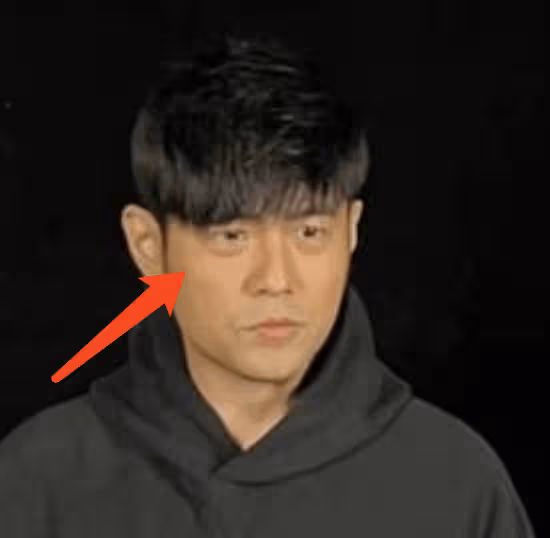 周杰倫看秀生圖眼袋比眼睛大 被拍成一米三
