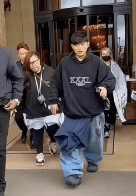 周杰倫看秀生圖眼袋比眼睛大 被拍成一米三