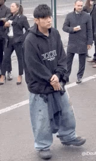 周杰倫看秀生圖眼袋比眼睛大 被拍成一米三