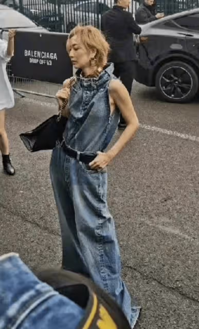 周杰倫看秀生圖眼袋比眼睛大 被拍成一米三