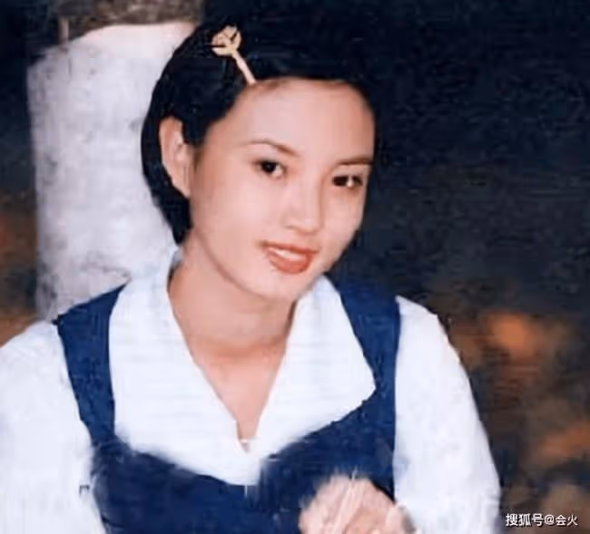 44歲劉芳菲國外旅遊似貴婦 坐地上臉色通紅
