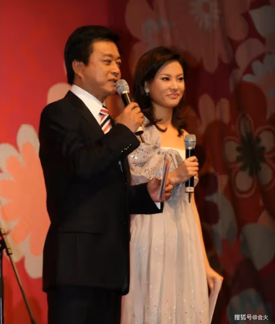 44歲劉芳菲國外旅遊似貴婦 坐地上臉色通紅