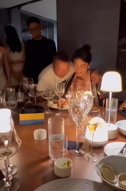 69歲曾志偉與女模摟脖親吻 女方身材凹凸有致
