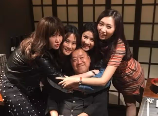 69歲曾志偉與女模摟脖親吻 女方身材凹凸有致