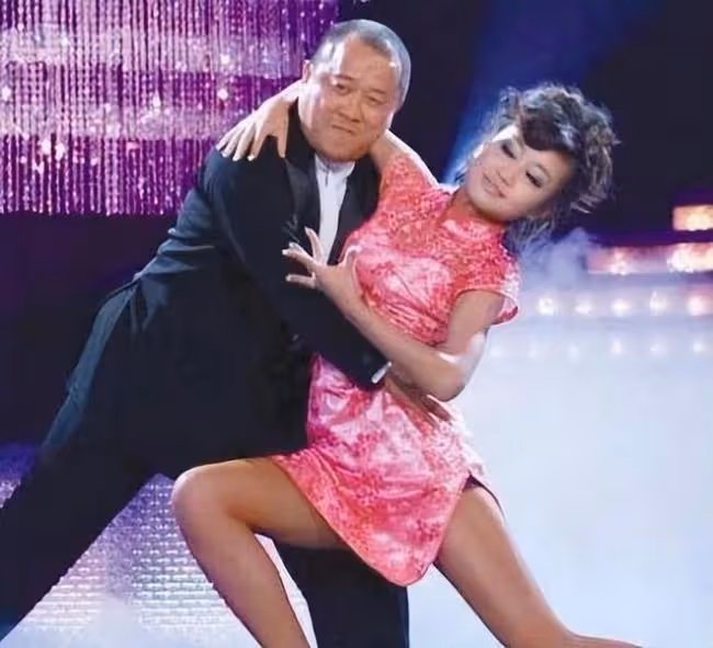 69歲曾志偉與女模摟脖親吻 女方身材凹凸有致