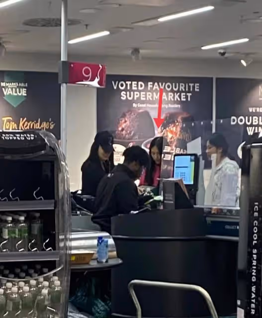 李湘母女現身英國逛街,13歲王詩齡打扮時尚,身材高挑瘦出尖下巴