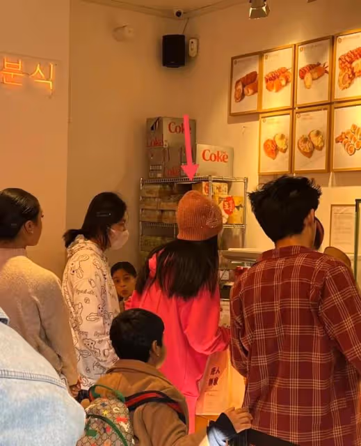 李湘母女現身英國逛街,13歲王詩齡打扮時尚,身材高挑瘦出尖下巴