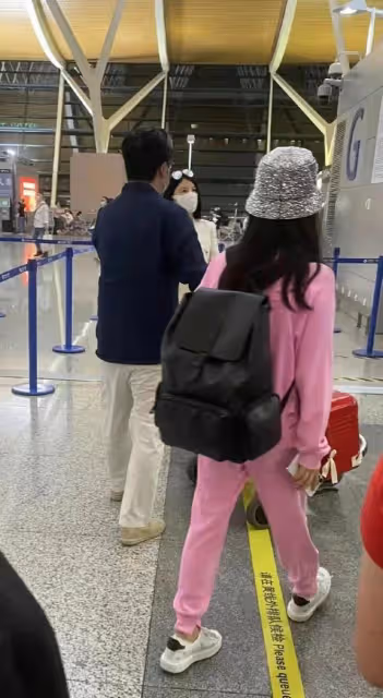 李湘母女現身英國逛街，13歲王詩齡打扮時尚，身材高挑瘦出尖下巴