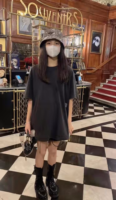 李湘母女現身英國逛街，13歲王詩齡打扮時尚，身材高挑瘦出尖下巴