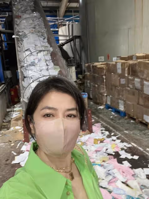 鍾楚紅現身廢品回收站,摘下口罩張開雙臂很興奮,滿地垃圾不嫌髒