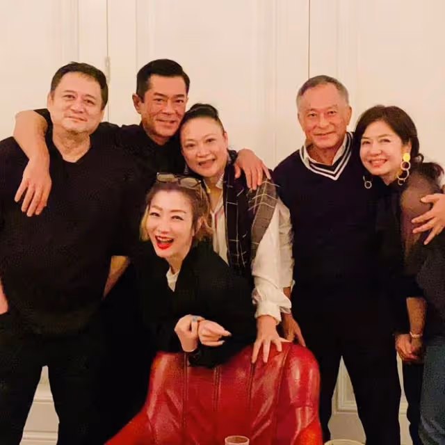 鍾楚紅現身廢品回收站,摘下口罩張開雙臂很興奮,滿地垃圾不嫌髒