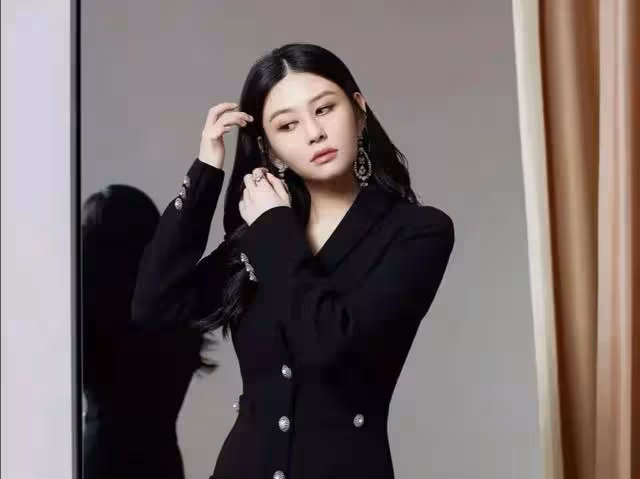 越大越美!知名港星女兒憑貴氣長相成名牌寵兒,成熟美帶有高級感