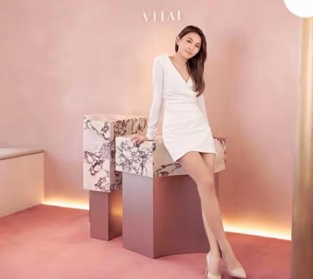 越大越美!知名港星女兒憑貴氣長相成名牌寵兒,成熟美帶有高級感