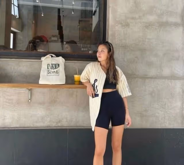 越大越美!知名港星女兒憑貴氣長相成名牌寵兒,成熟美帶有高級感