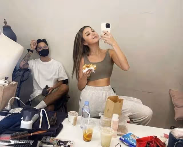 越大越美!知名港星女兒憑貴氣長相成名牌寵兒,成熟美帶有高級感